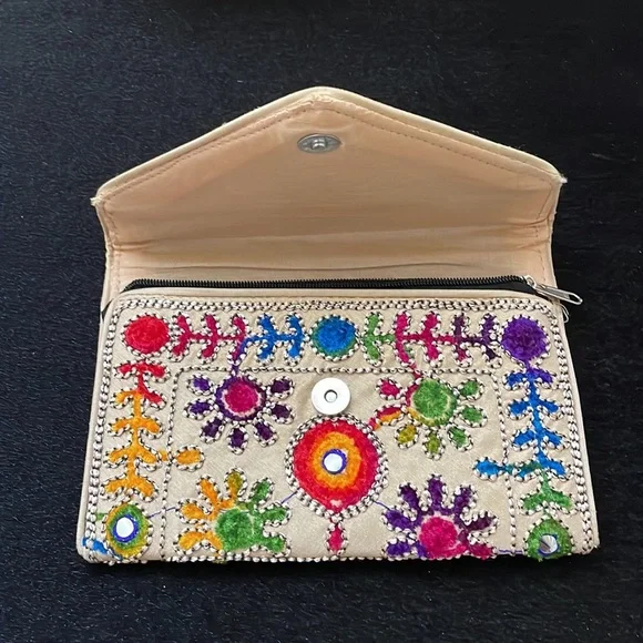 CCO PRICE TODAY ONLY 🔥🔥 NEW Embroidered Clutch